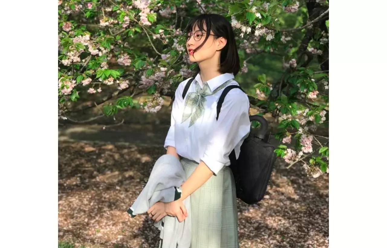 她们为别人穿的衣服，最后都一件一件脱了下来