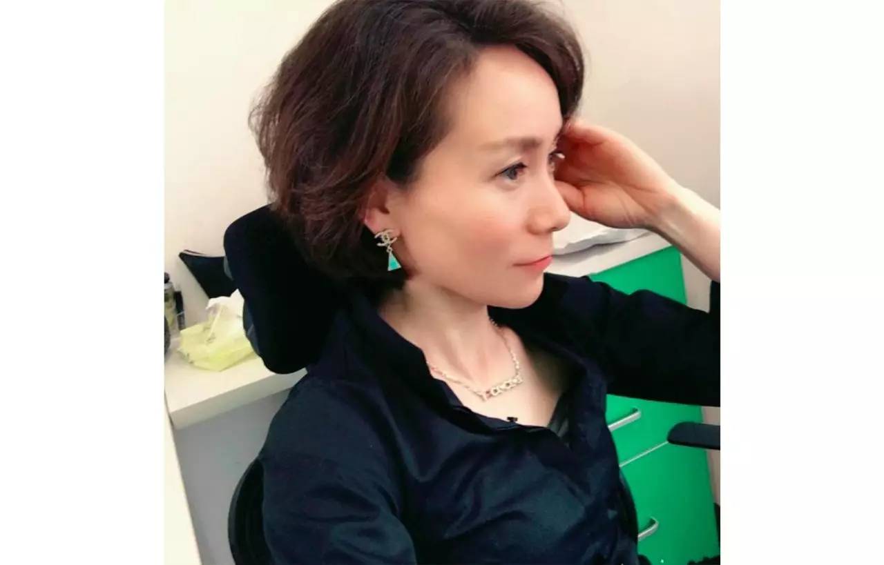 她们为别人穿的衣服，最后都一件一件脱了下来