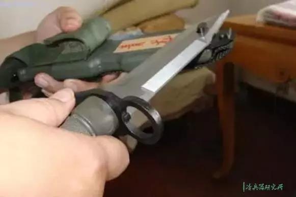 中、俄、美三国*用军***刀刺**改进之路：总有一款完爆三棱*刺军**