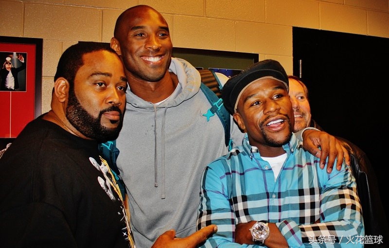 球星跨界珍贵合影,姚明羞涩,科比横跨娱乐拳坛,最后三张好心酸