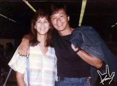 歌王许冠杰一家六口现身,许冠杰是第几代歌王