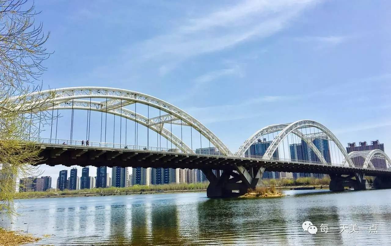 沈阳浑河边骑行夜景,浑河漫步道自行车