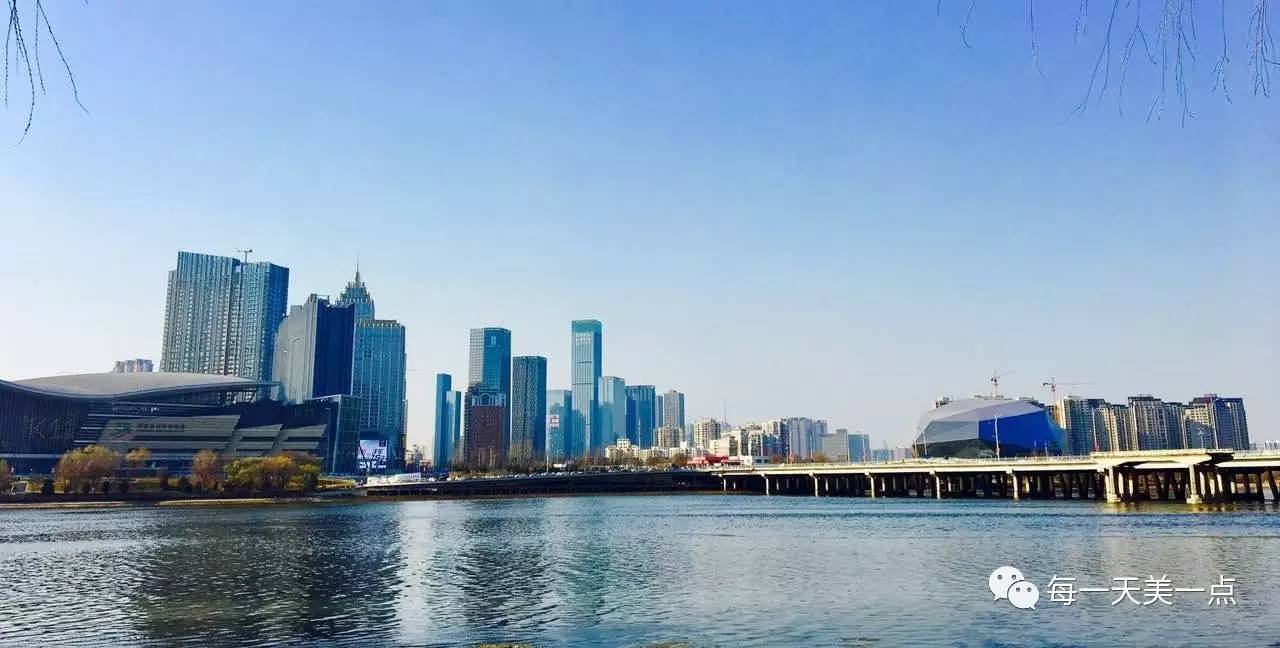 沈阳浑河边骑行夜景,浑河漫步道自行车