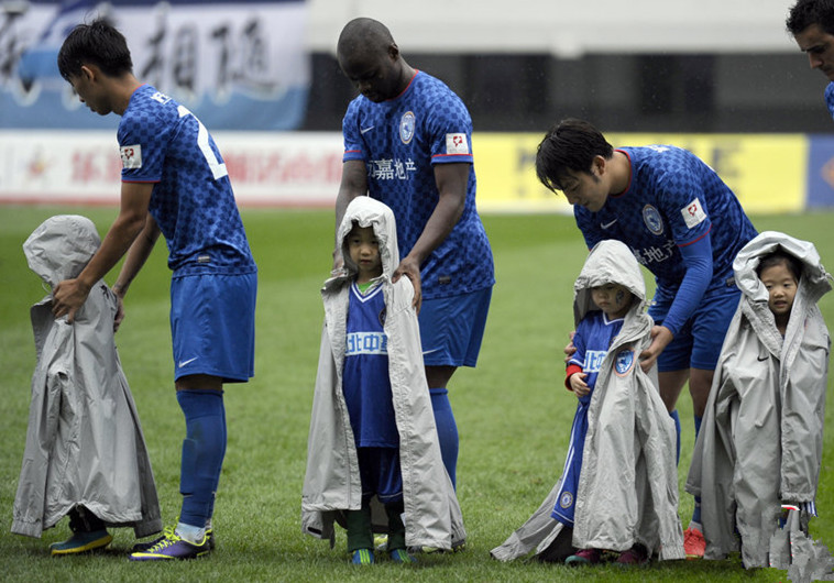 中国球员为球童挡雨,球星为球童挡雨