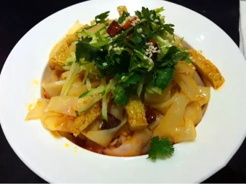 卖凉面月入一万一个人做得过来么,阿姨卖饼一天赚2000