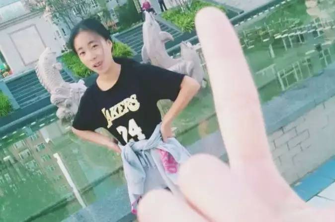 她们为别人穿的衣服，最后都一件一件脱了下来