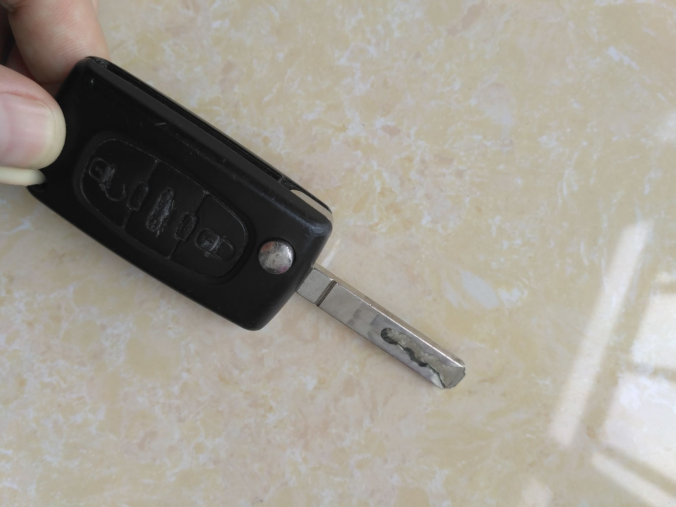 标致3008车钥匙怎么换电池视频,标致301遥控钥匙怎么打开换电池