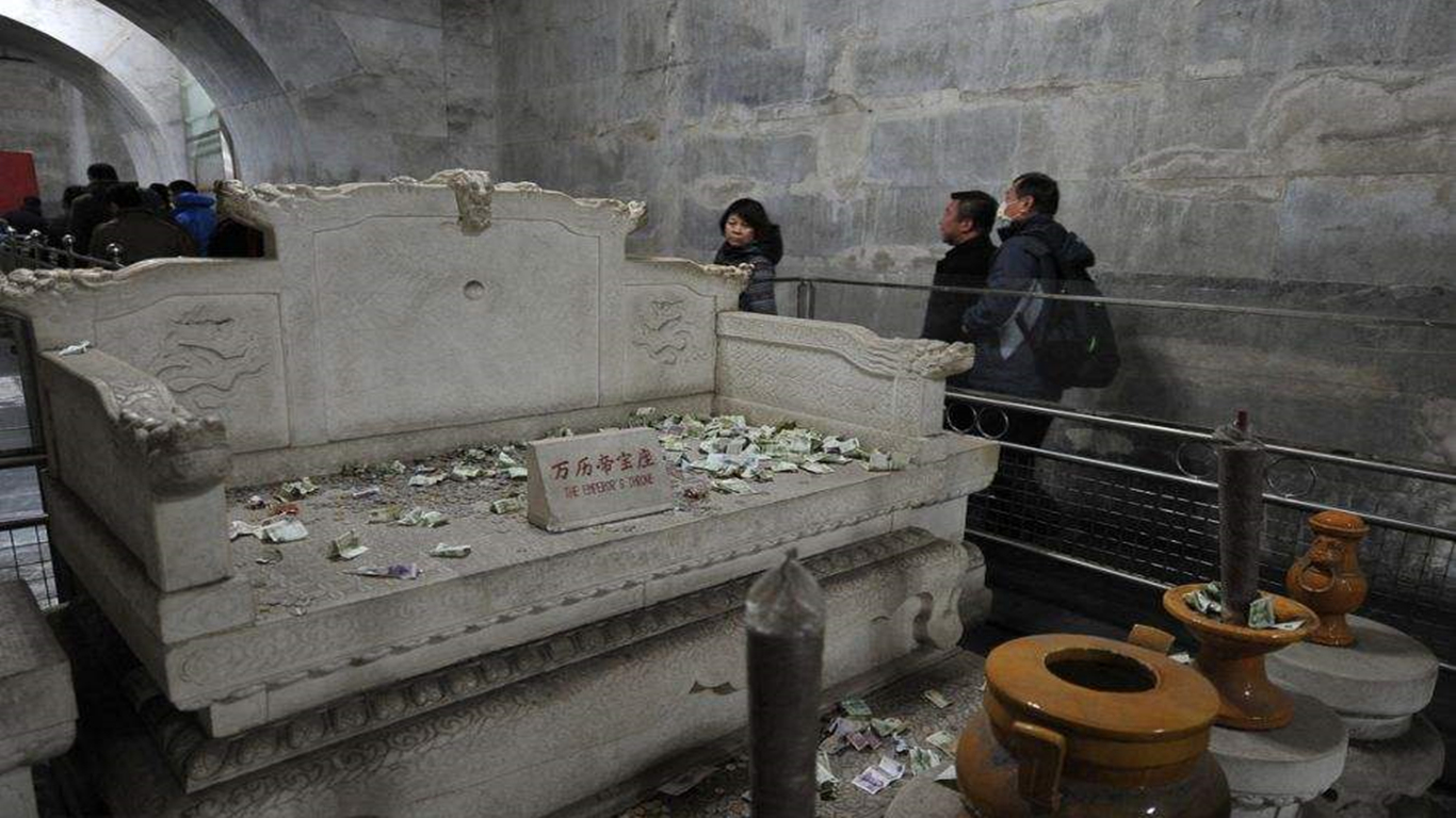 一对老夫妻捡了一口棺材板,带回家后,夫妻两人相继毙命无一幸免