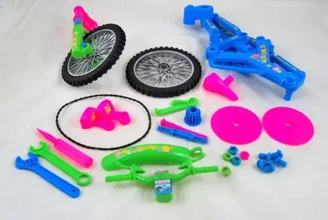 男童误食烧碱食道被烧伤,小朋友误喝烧碱的视频