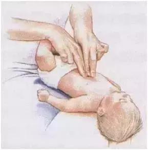 男童误食烧碱食道被烧伤,小朋友误喝烧碱的视频