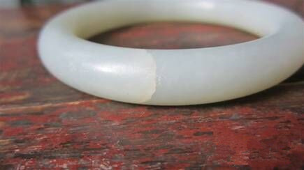 和田玉手镯有裂戴着能消失吗,和田玉的矿点戴时间长了能消失吗