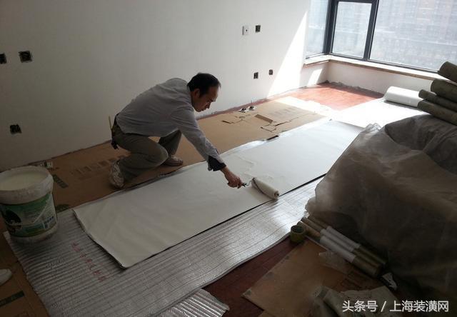 墙纸大面积脱胶翘边怎么修复,原来墙纸