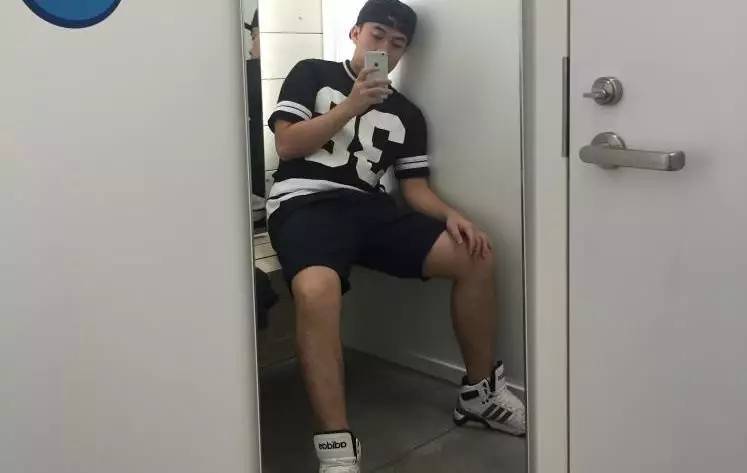 她们为别人穿的衣服，最后都一件一件脱了下来