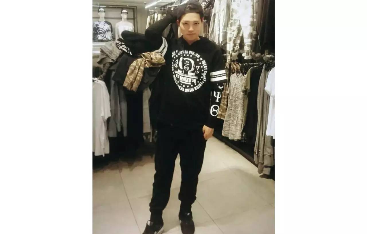 她们为别人穿的衣服，最后都一件一件脱了下来