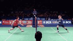 最会打羽毛球的美女,清纯美女打羽毛球准备活动视频