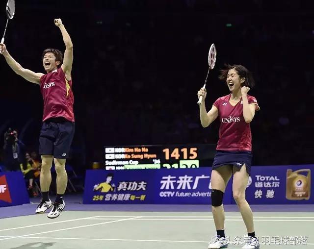 最会打羽毛球的美女,清纯美女打羽毛球准备活动视频