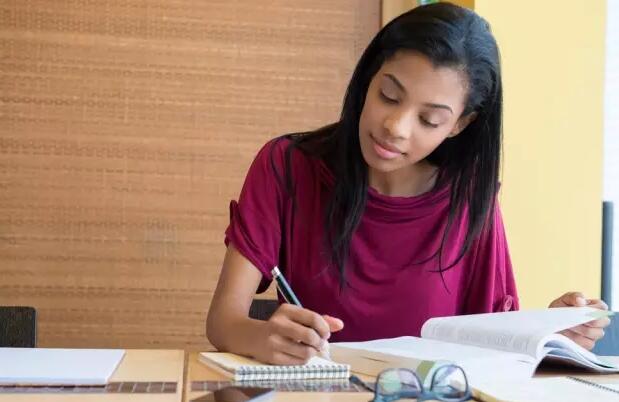 如何在国外报名雅思考试,你是否会选择去国外留学英语作文