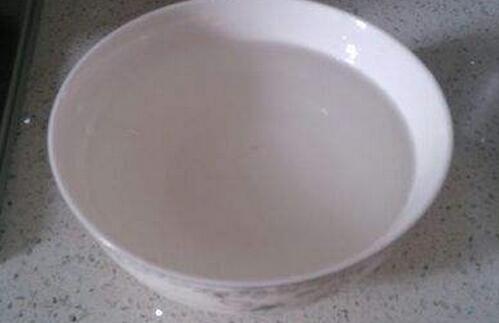 男童误食烧碱食道被烧伤,小朋友误喝烧碱的视频