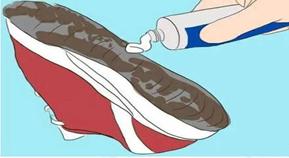 鞋子磨脚有个血泡怎么办,鞋子有脚臭味怎么清洗