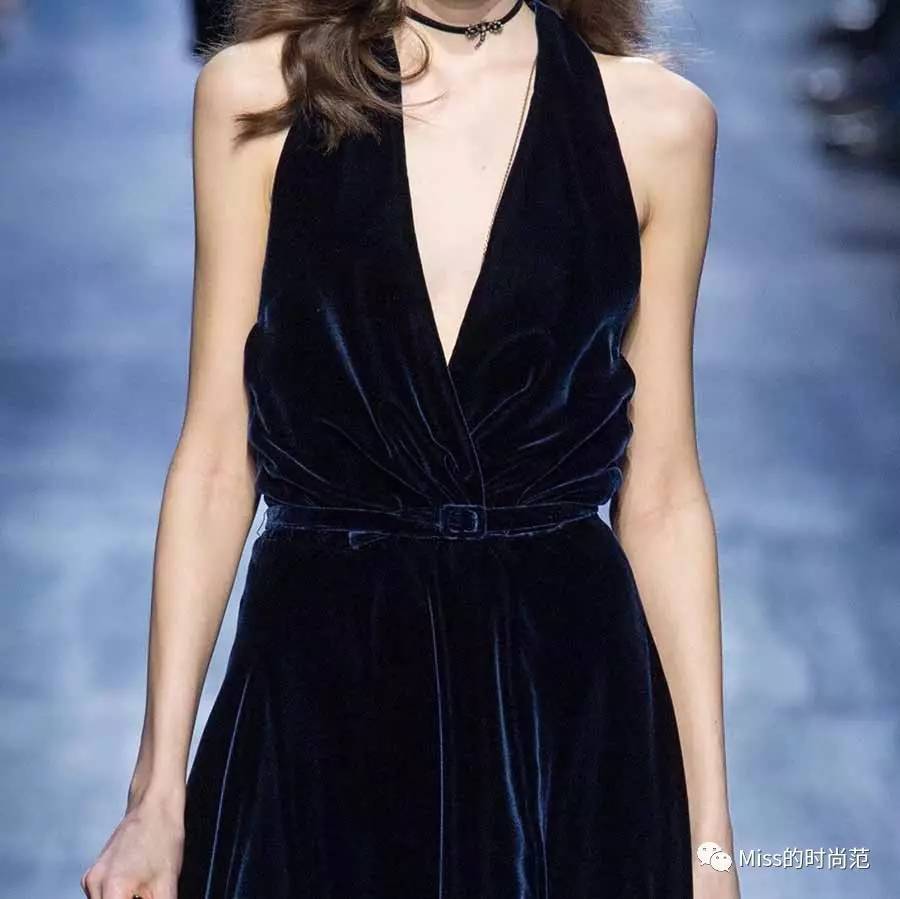 v领上衣时尚显瘦正肩遮肉款,显瘦又清凉