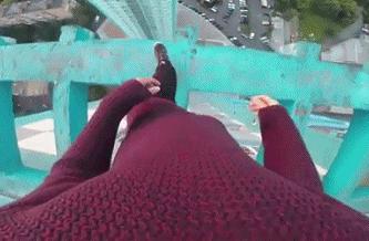 美女你这身材,玩这个动作是不是太危险了