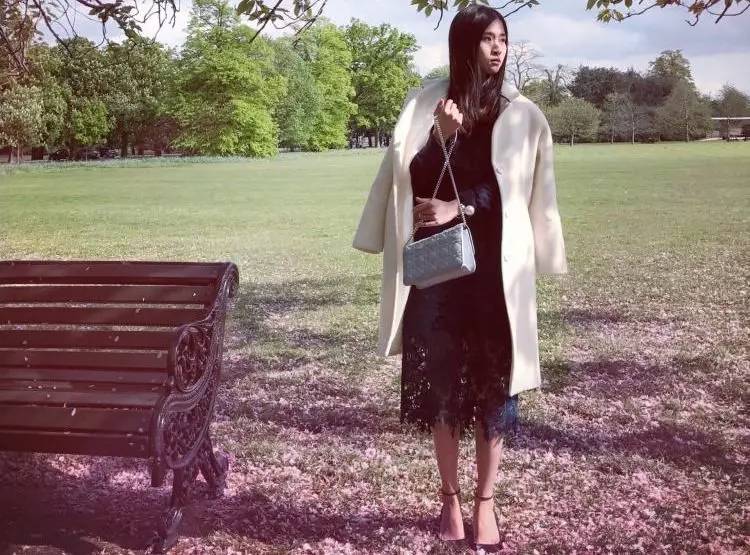 她们为别人穿的衣服，最后都一件一件脱了下来