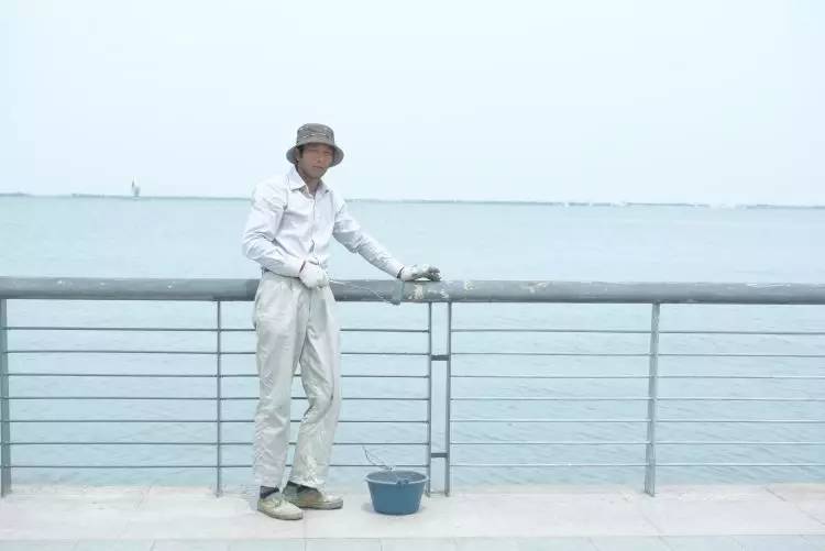 她们为别人穿的衣服，最后都一件一件脱了下来