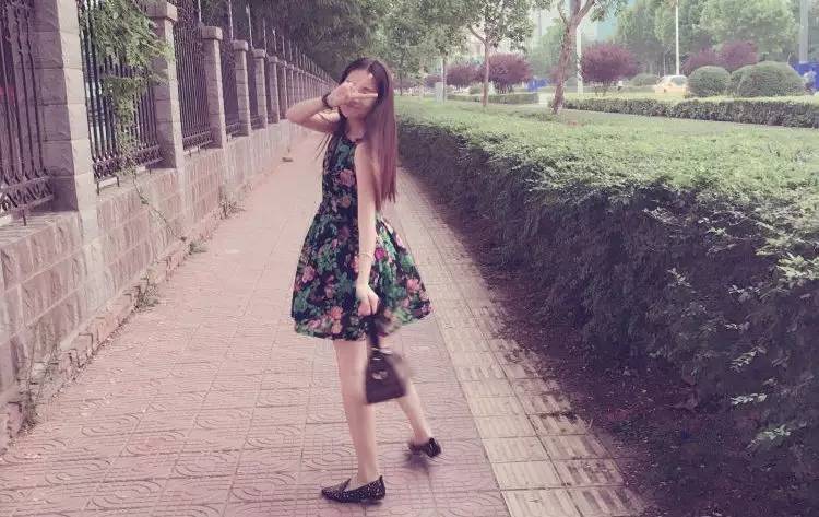 她们为别人穿的衣服，最后都一件一件脱了下来