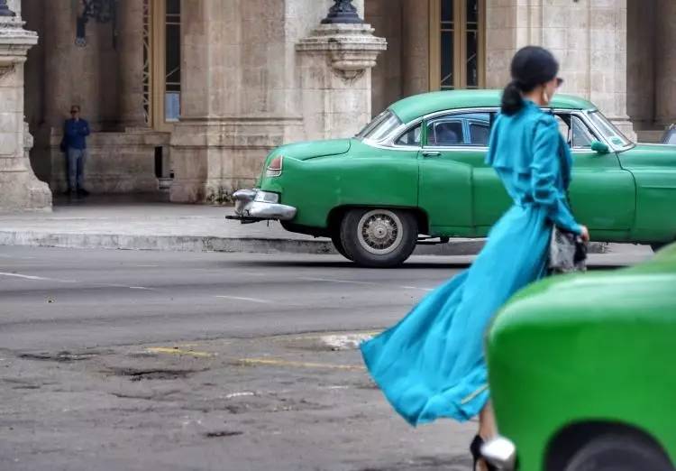 她们为别人穿的衣服，最后都一件一件脱了下来