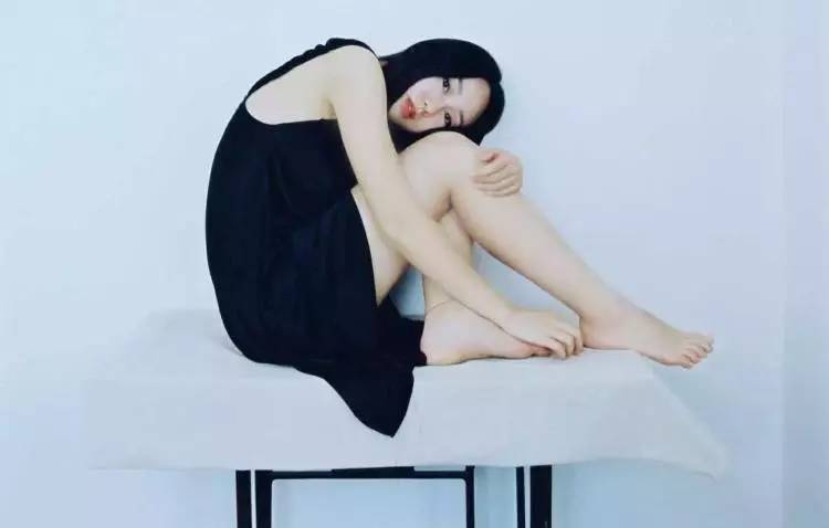 她们为别人穿的衣服，最后都一件一件脱了下来