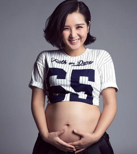 baby的大肚照很温馨，另一对明星夫妇大肚照遭网友喷口水