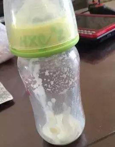 冲奶粉时出现颗粒、挂壁和泡沫还能给宝宝喝吗?