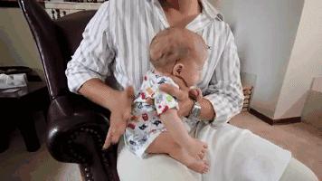 产科护士拍嗝手法,护士怎么给新生儿拍嗝