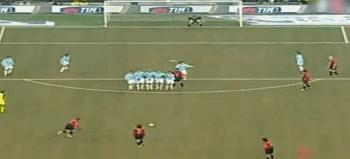 足球搞笑视频点球踢脸,足球拍的搞笑视频