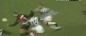 足球搞笑视频点球踢脸,足球拍的搞笑视频