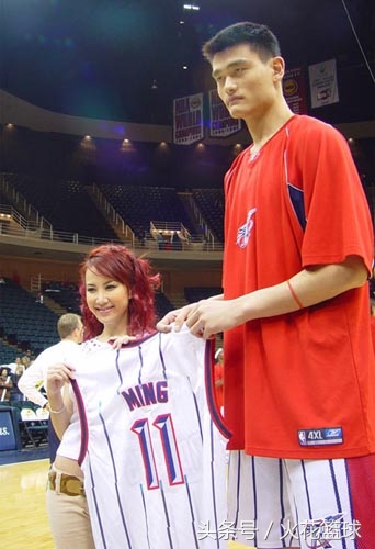 球星跨界珍贵合影,姚明羞涩,科比横跨娱乐拳坛,最后三张好心酸