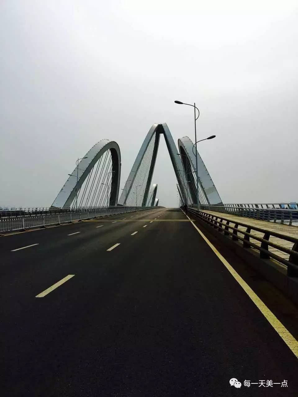 沈阳浑河边骑行夜景,浑河漫步道自行车