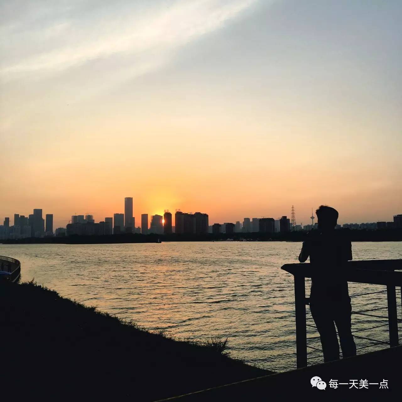 沈阳浑河边骑行夜景,浑河漫步道自行车