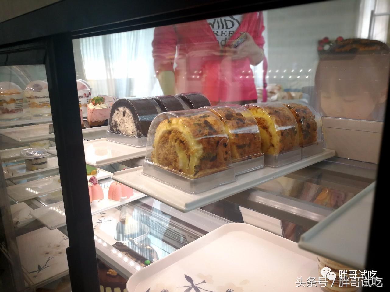 胖哥冻干草莓,韩国小胖哥吃草莓加奶油