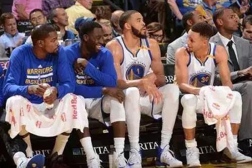 被“五大囧”摧毁的篮球人生,他真的是个脑残吗?