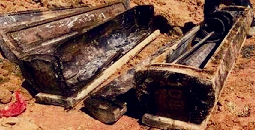 一对老夫妻捡了一口棺材板,带回家后,夫妻两人相继毙命无一幸免