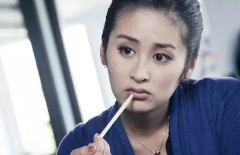 今天教大家如何化底妆,怎样涂出好看的唇形