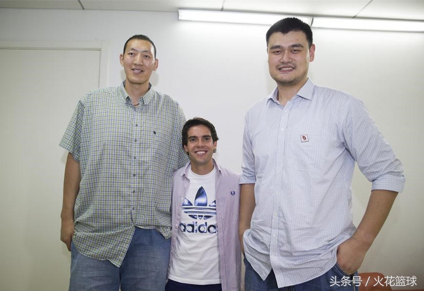 球星跨界珍贵合影,姚明羞涩,科比横跨娱乐拳坛,最后三张好心酸