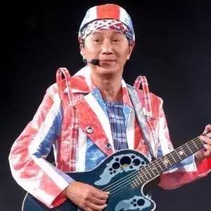 歌王许冠杰一家六口现身,许冠杰是第几代歌王