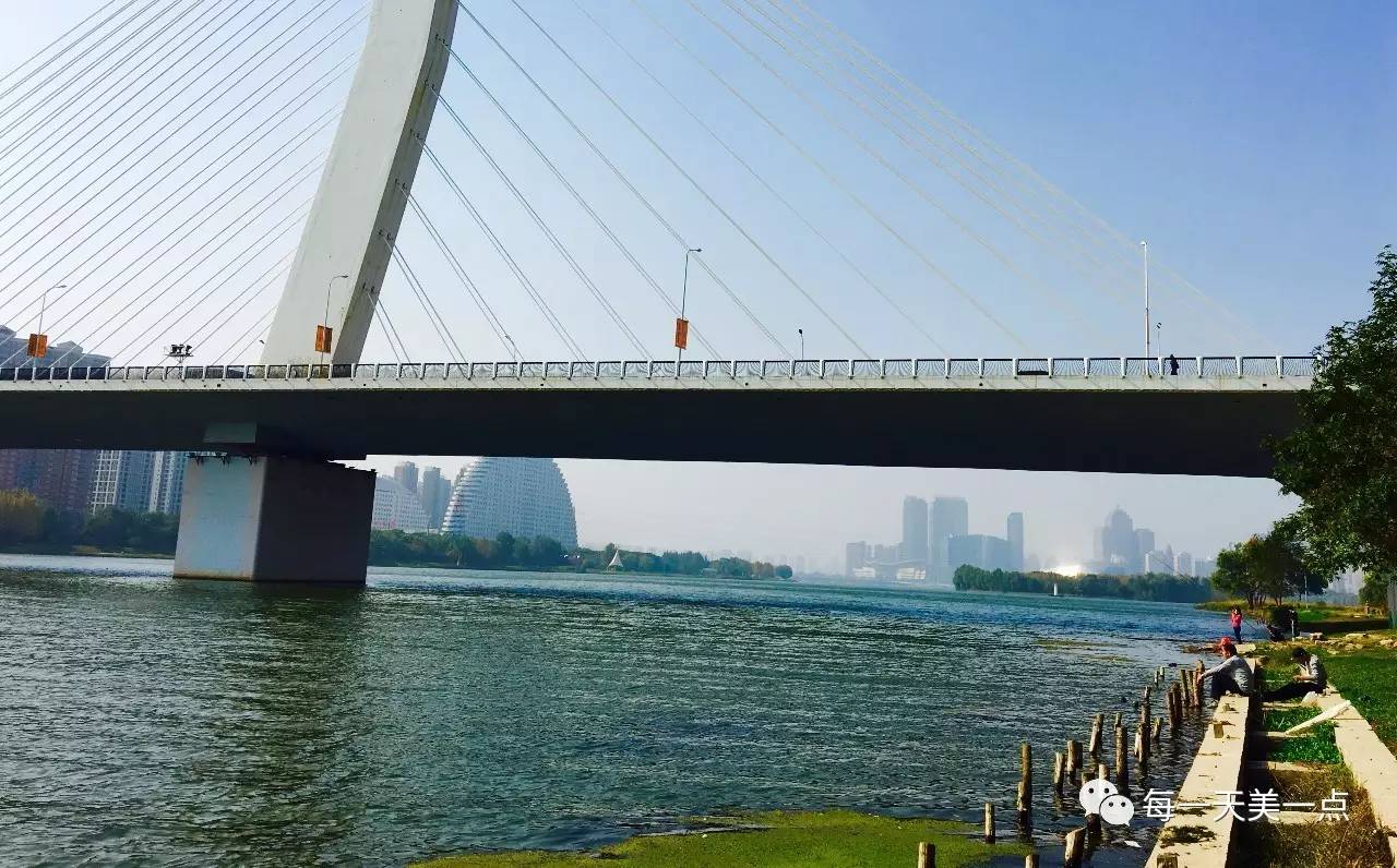 沈阳浑河边骑行夜景,浑河漫步道自行车