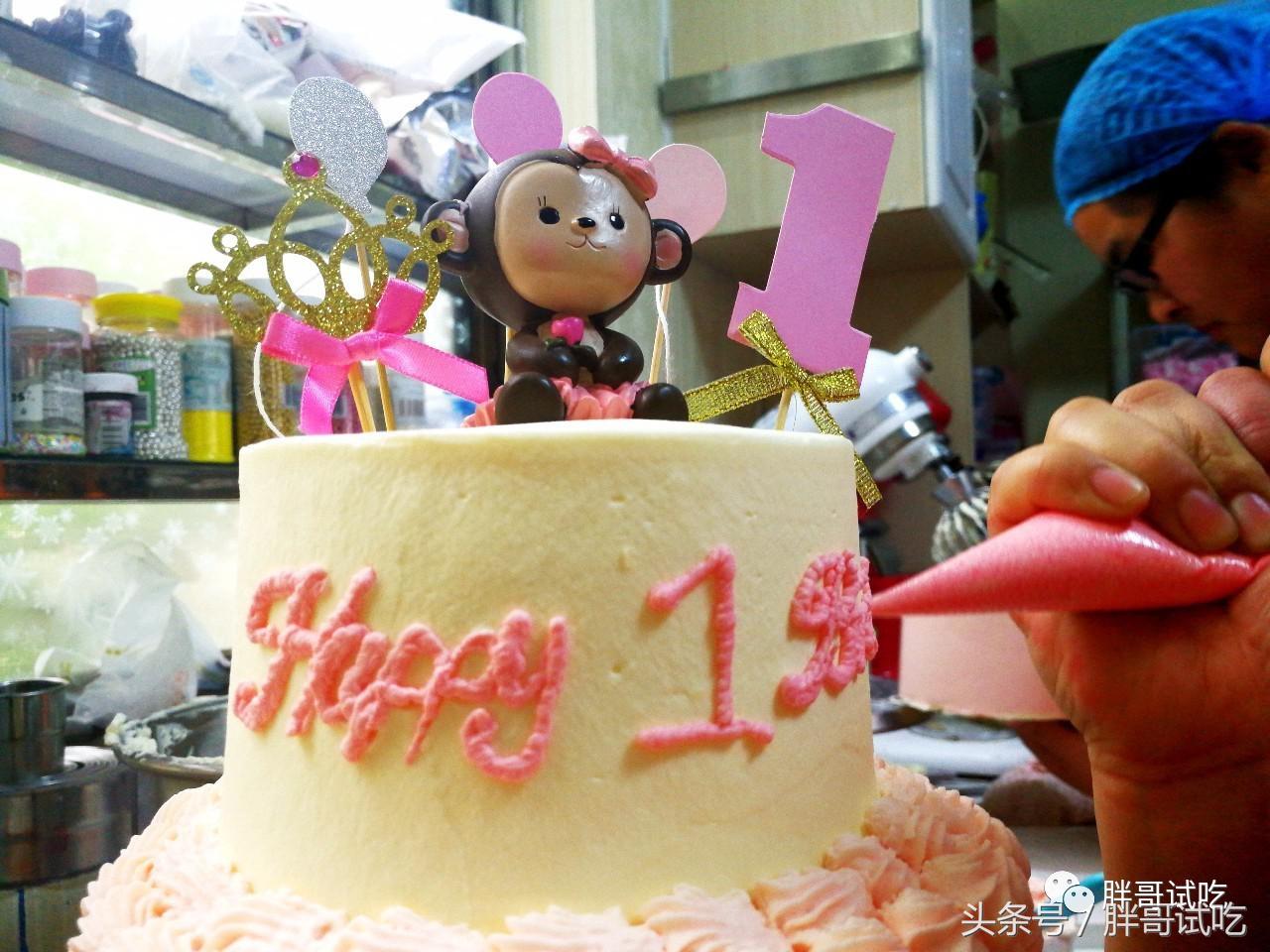 胖哥冻干草莓,韩国小胖哥吃草莓加奶油