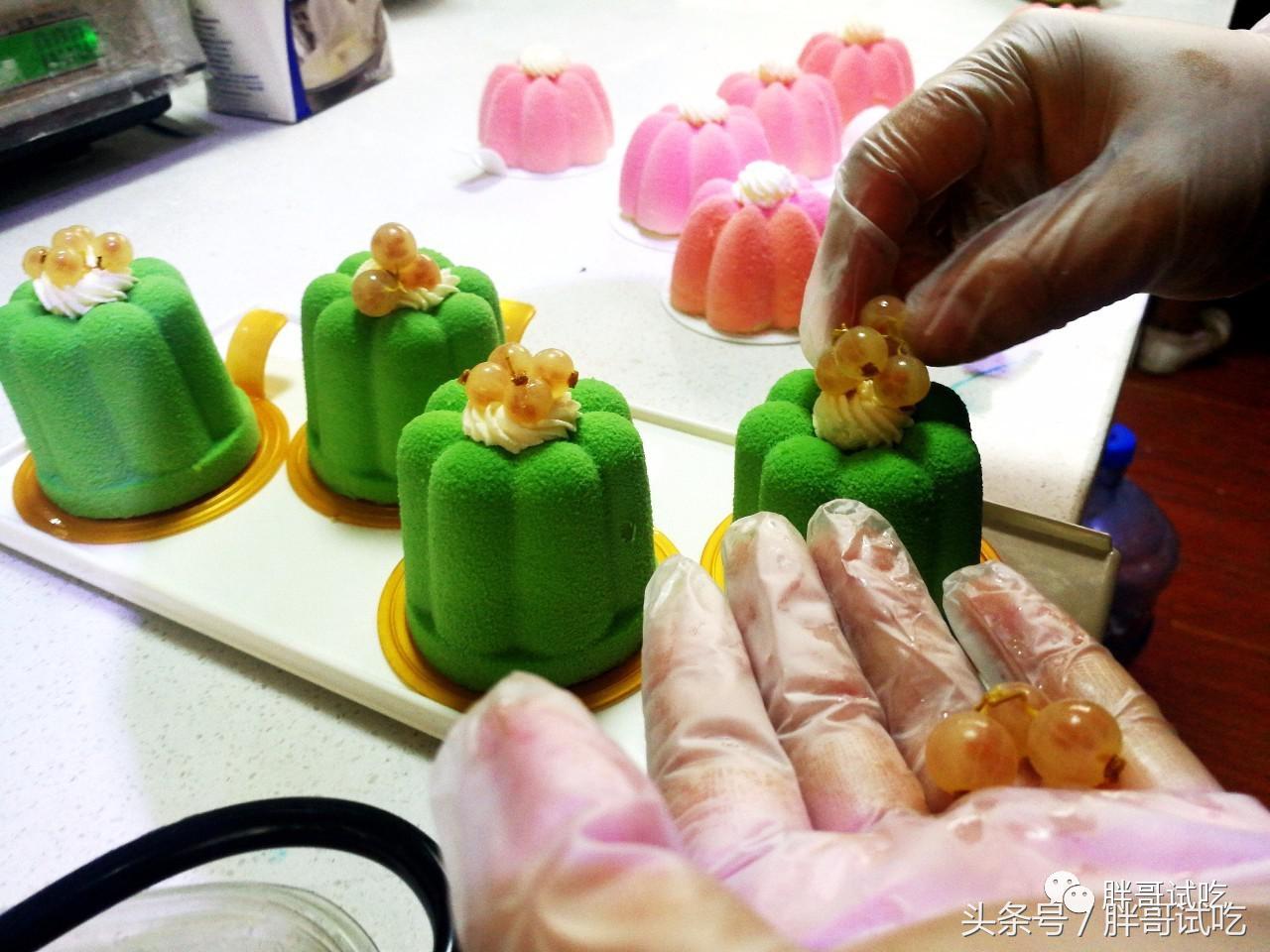 胖哥冻干草莓,韩国小胖哥吃草莓加奶油