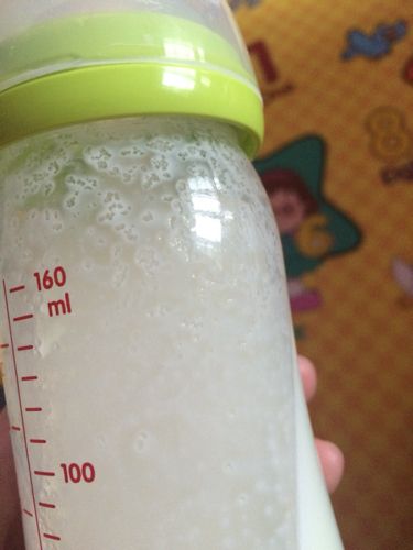 冲奶粉时出现颗粒、挂壁和泡沫还能给宝宝喝吗?