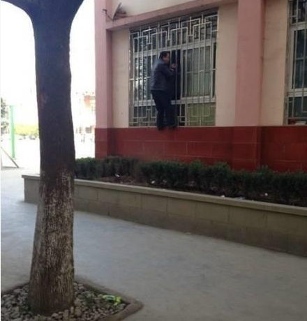 大爷打牌顶石头,大爷扛砖打牌原视频国外