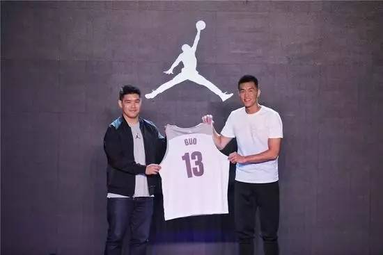 郭艾伦成为亚洲第一位签约aj,郭艾伦大侄子变小孩子